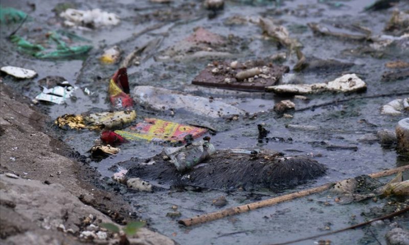 Liệu có cứu nổi các con sông “chết” ở Hà Nội?