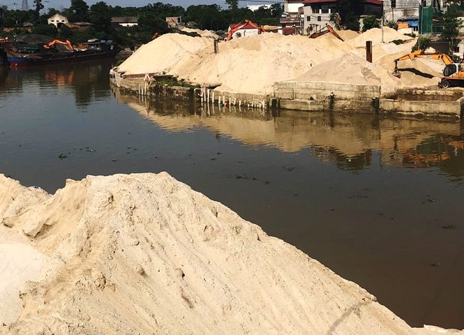 Bất lực với nhiều bến bãi ven sông không phép ngang nhiên hoạt động?