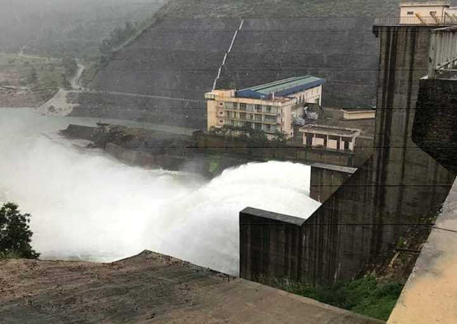 Thủy điện xả lũ, vùng thấp trũng ở Huế có nguy cơ chìm trong biển nước