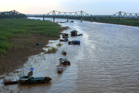 Hà Nội: Làm sao để những dòng sông vẫn chảy trong lòng phố?