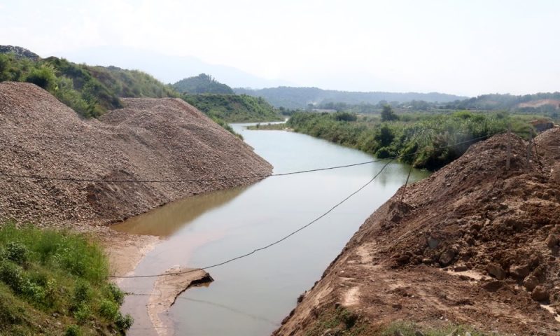 Lào Cai: Doanh nghiệp ngang nhiên lấp sông trái phép để làm đường chở khoáng sản